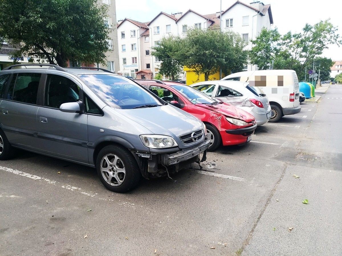 Ciężarówka stoczyła się i uszkodziła 4 inne samochody