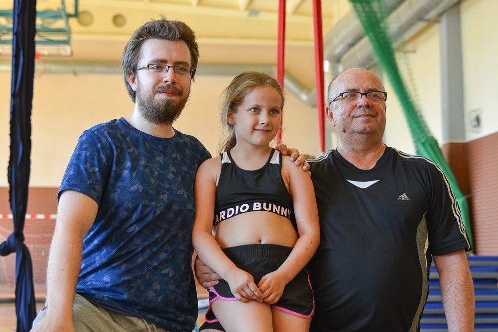 Pokaz akrobatyczny ocelot Bolesławiec Porcelanowe figurki