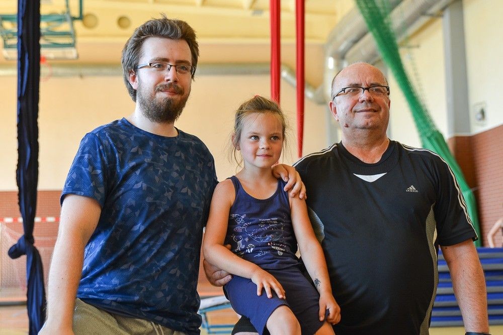 Pokaz akrobatyczny ocelot Bolesławiec Porcelanowe figurki