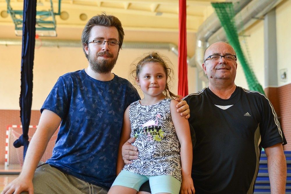 Pokaz akrobatyczny ocelot Bolesławiec Porcelanowe figurki