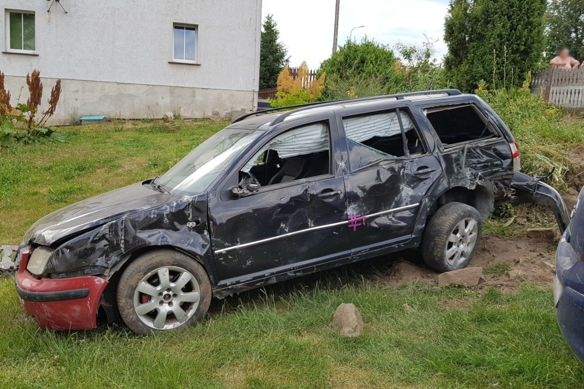 Rozwalił ogrodzenie, wpadł na posesję i uszkodził inny samochód
