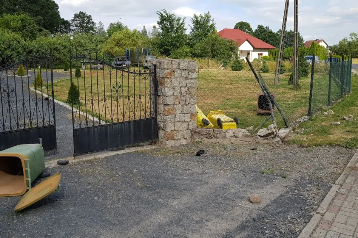 Rozwalił ogrodzenie, wpadł na posesję i uszkodził inny samochód