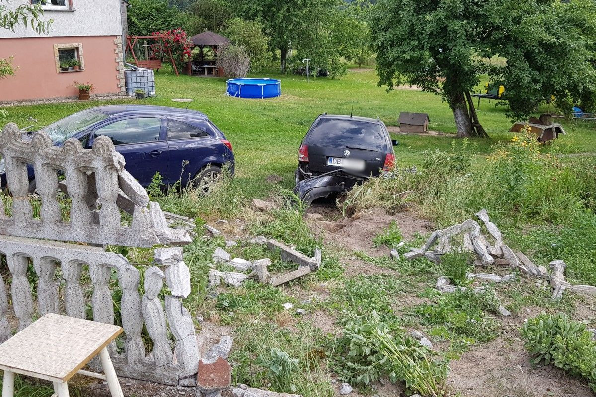 Rozwalił ogrodzenie, wpadł na posesję i uszkodził inny samochód