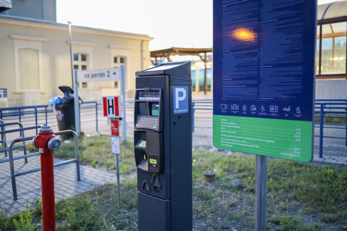 Parking przed dworcem PKP płatny