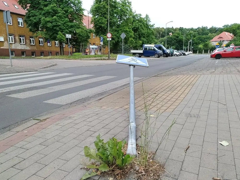 Uszkodzony znak przy skrzyżowaniu Gałczyńskiego – Jana Pawła II w Bolesławcu