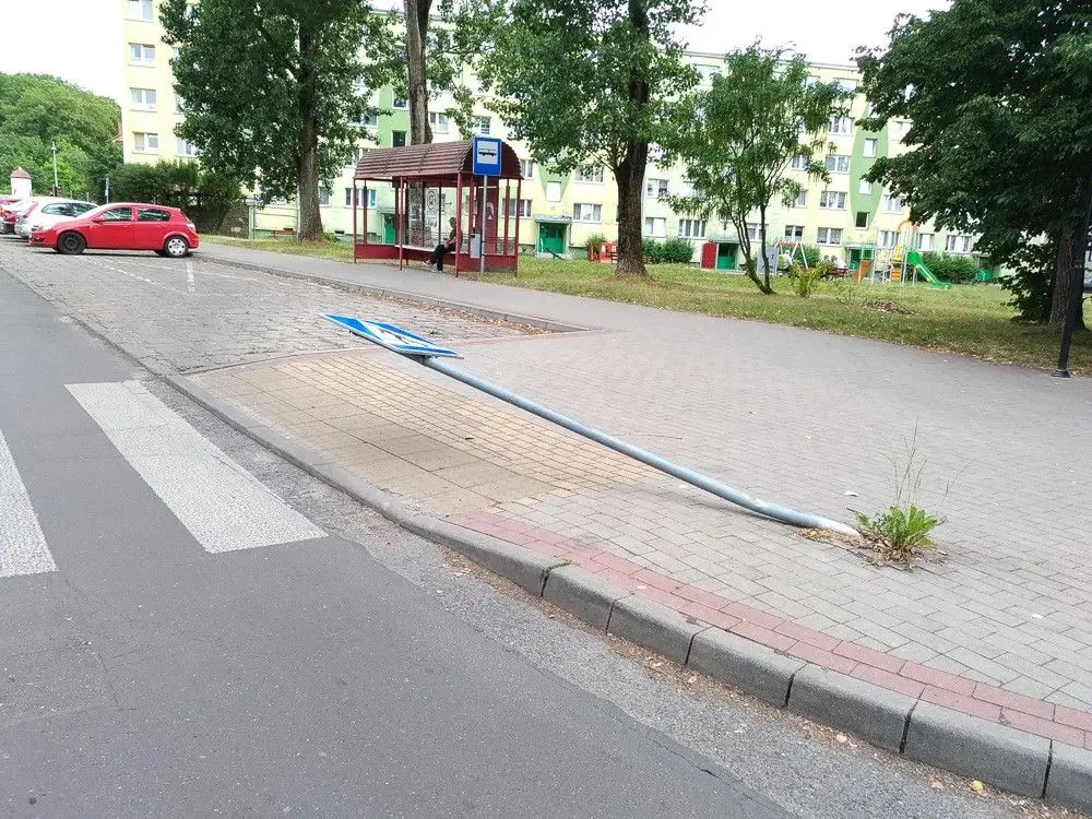 Uszkodzony znak przy skrzyżowaniu Gałczyńskiego – Jana Pawła II w Bolesławcu