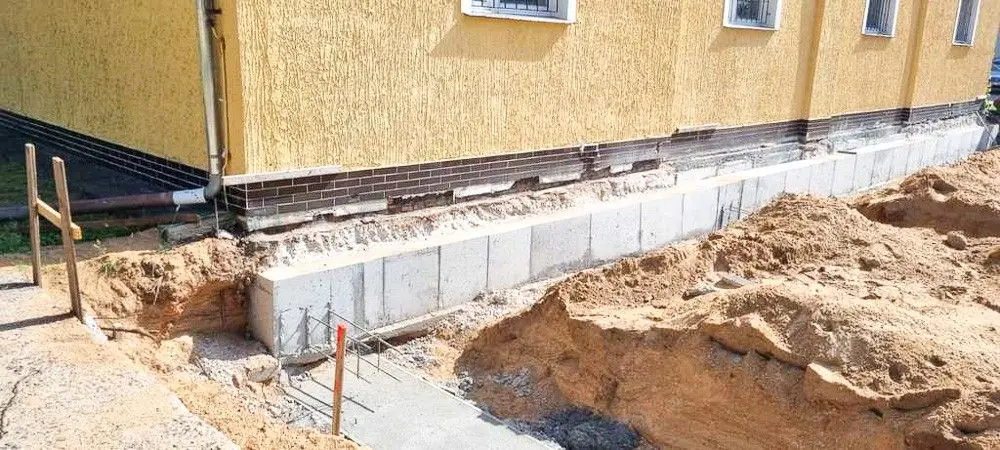 Prace przy rozbudowie remizy OSP Trzebień