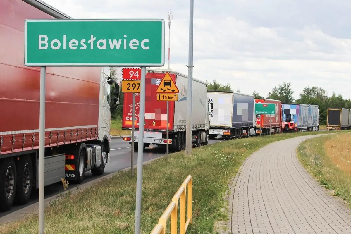Korki na wjedzie do Bolesławca