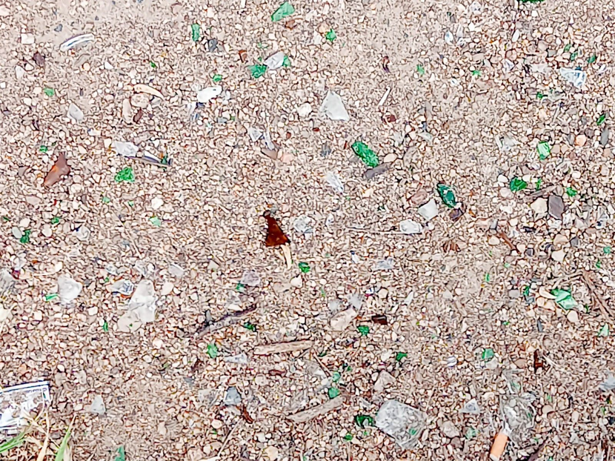 Odłamki szkła przy wiadukcie