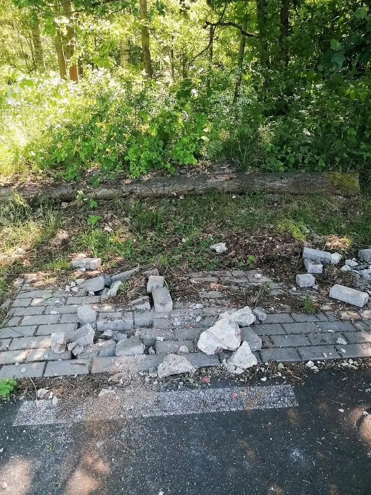 Miejsce po wyrwanej ławce