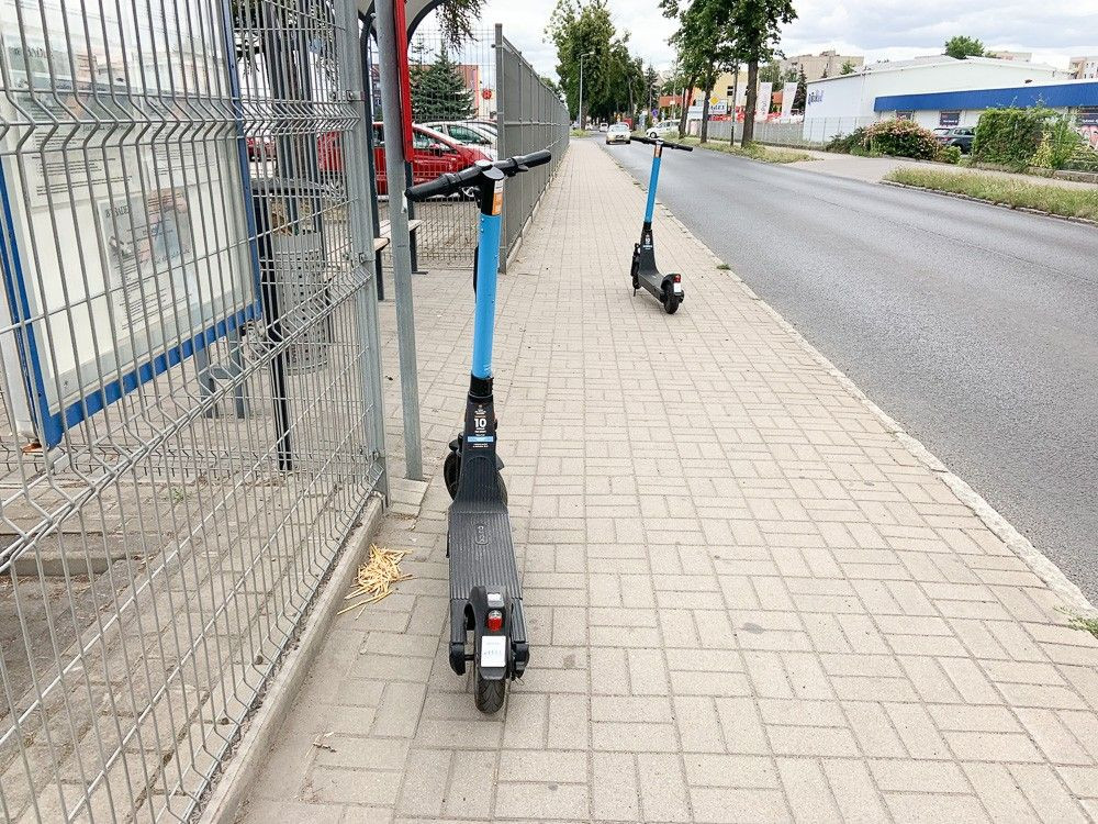 Hulajnogi przy ulicy Dolne Młyny w Bolesławcu