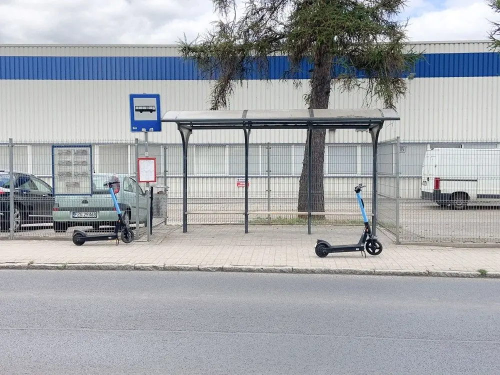 Hulajnogi przy ulicy Dolne Młyny w Bolesławcu
