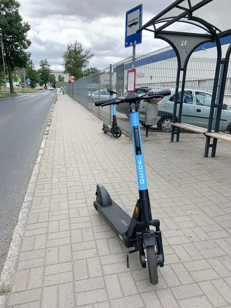 Hulajnogi przy ulicy Dolne Młyny w Bolesławcu