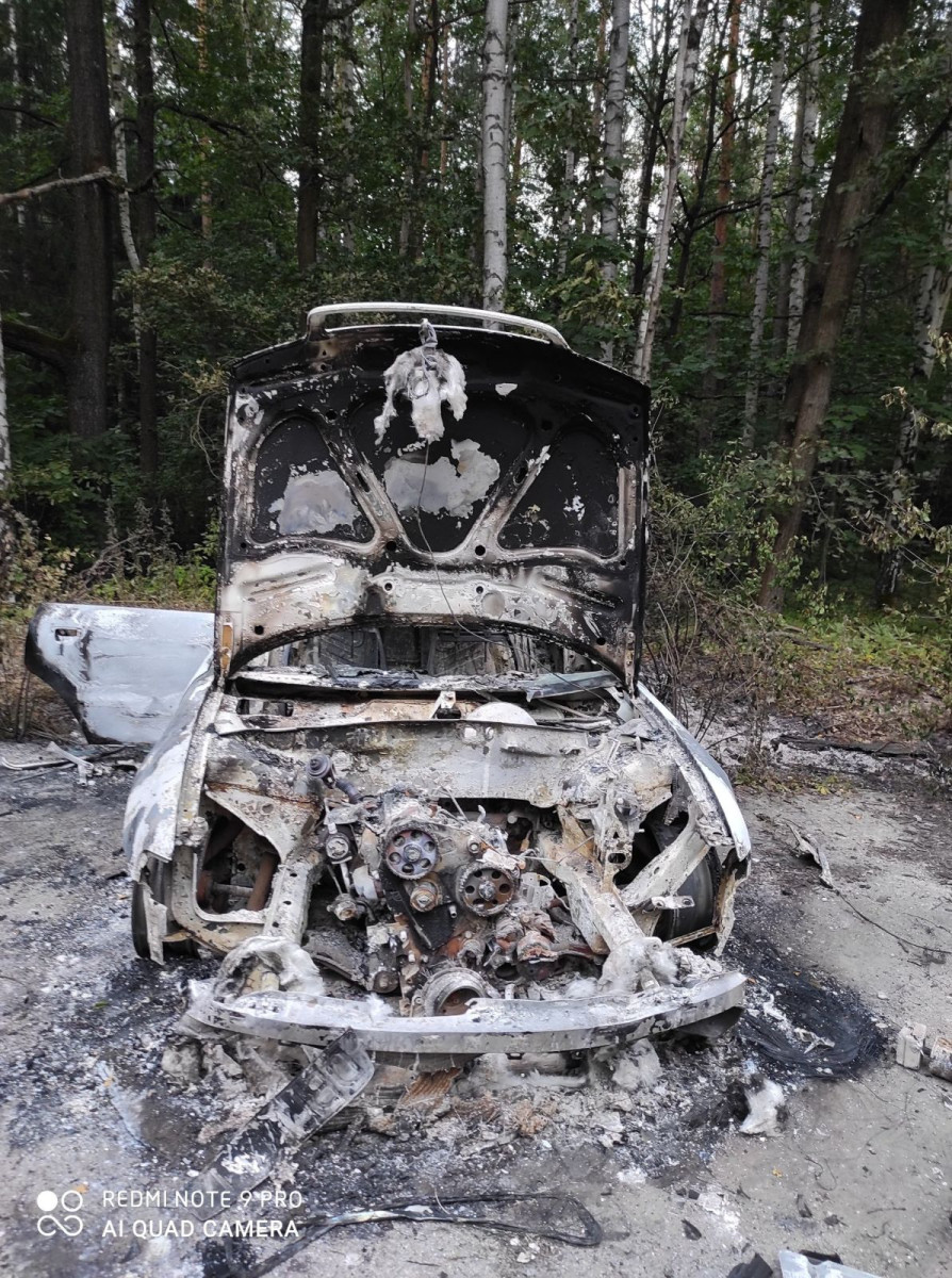Spalony samochód w lesie
