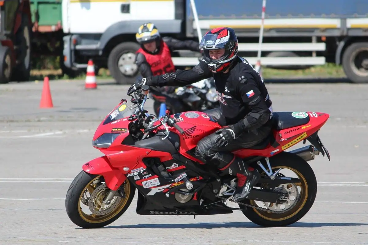 Rywalizacja motocyklistów na MotoGymkhana z 2xTAK Bolesławiec