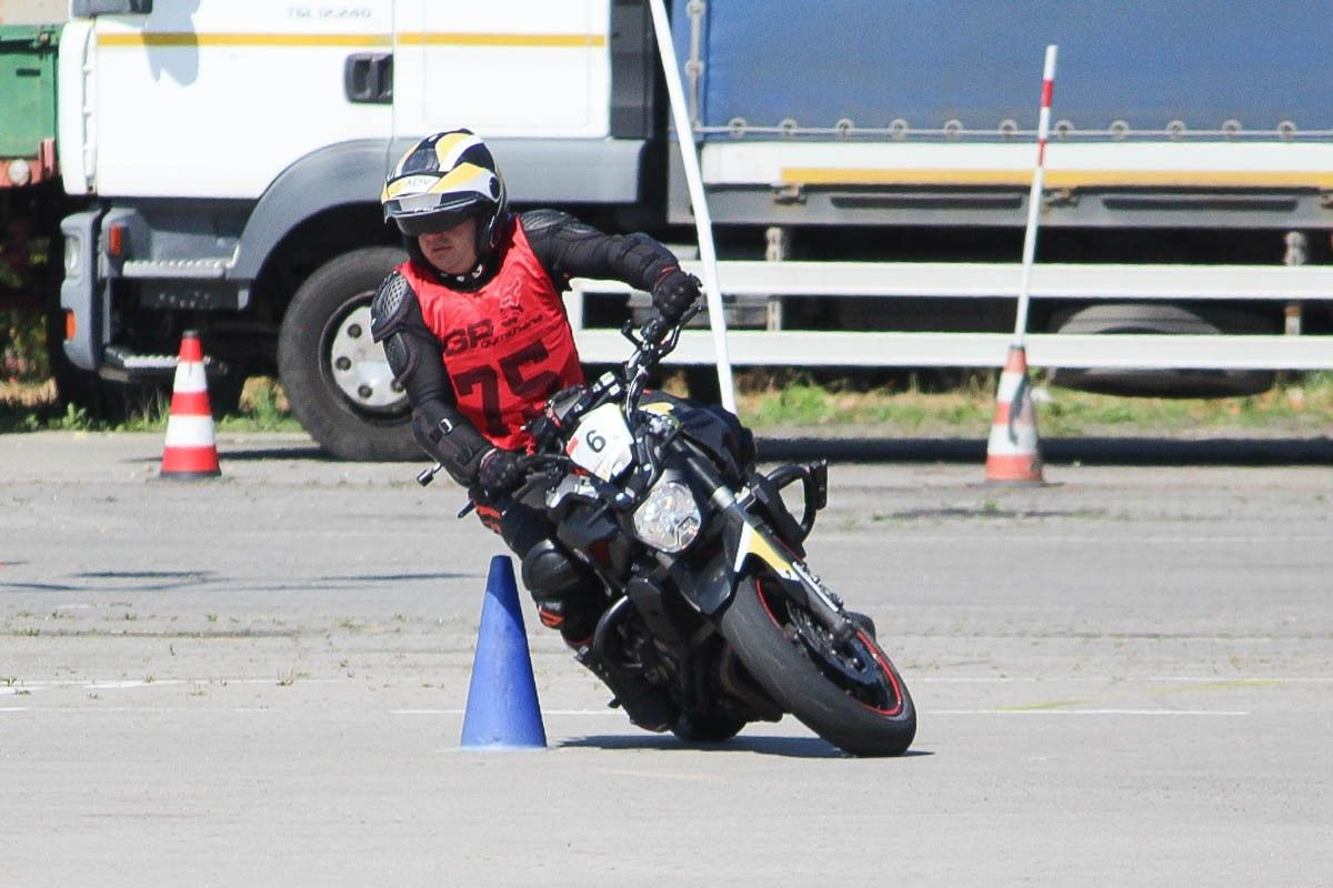 Rywalizacja motocyklistów na MotoGymkhana z 2xTAK Bolesławiec