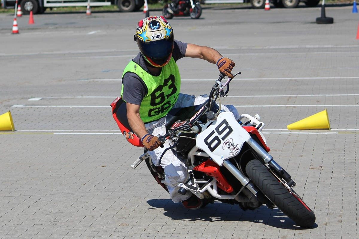 Rywalizacja motocyklistów na MotoGymkhana z 2xTAK Bolesławiec