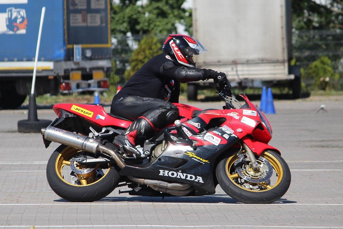 Rywalizacja motocyklistów na MotoGymkhana z 2xTAK Bolesławiec