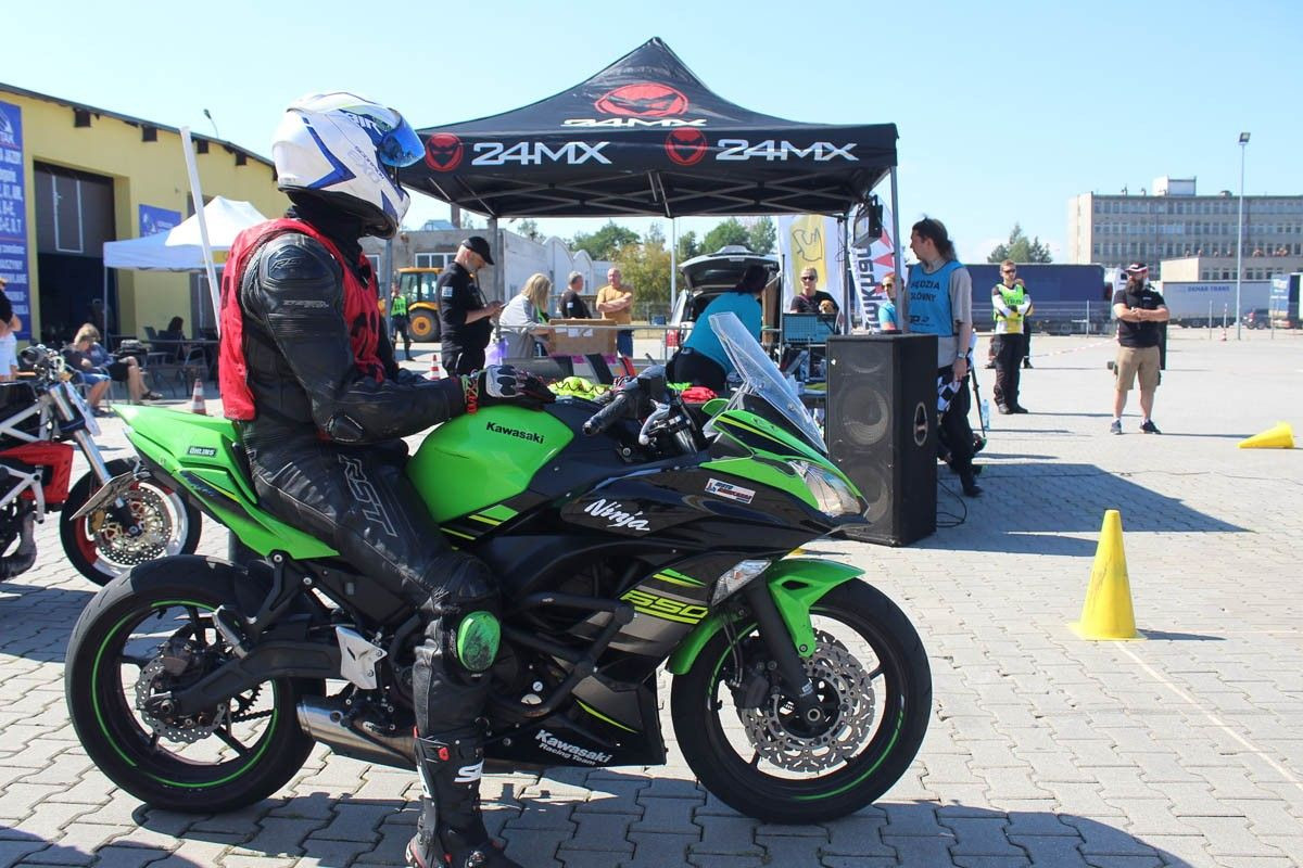 Rywalizacja motocyklistów na MotoGymkhana z 2xTAK Bolesławiec