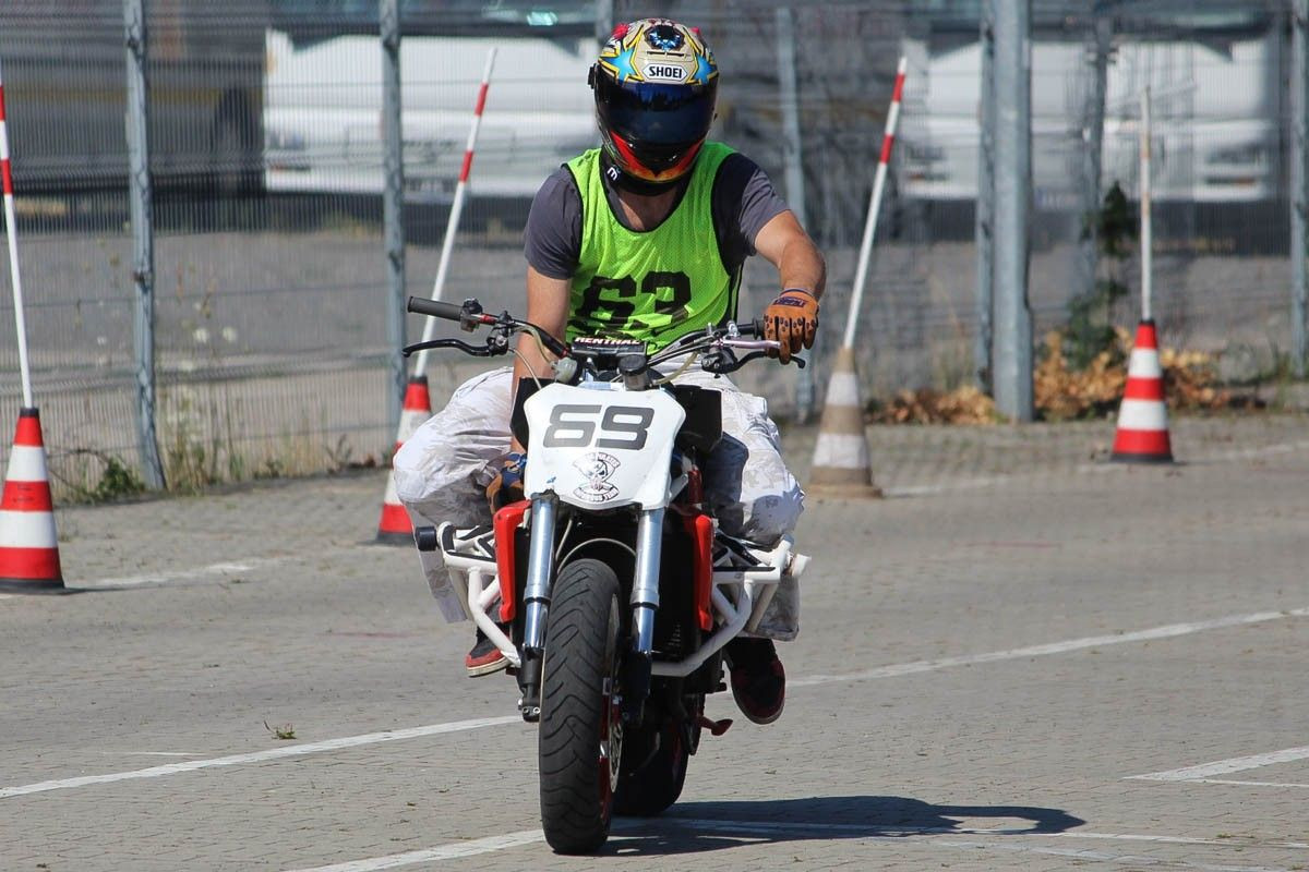 Rywalizacja motocyklistów na MotoGymkhana z 2xTAK Bolesławiec