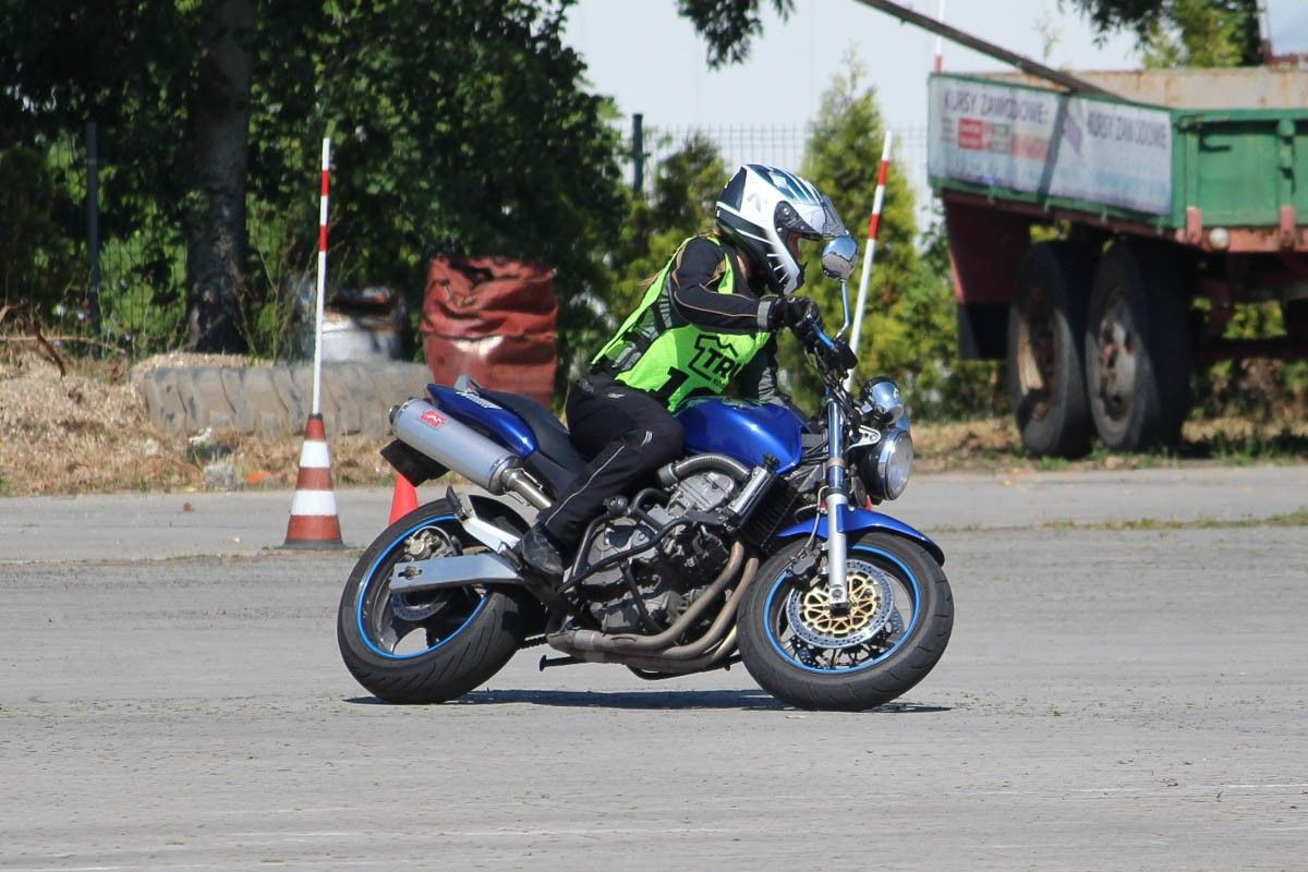 Rywalizacja motocyklistów na MotoGymkhana z 2xTAK Bolesławiec