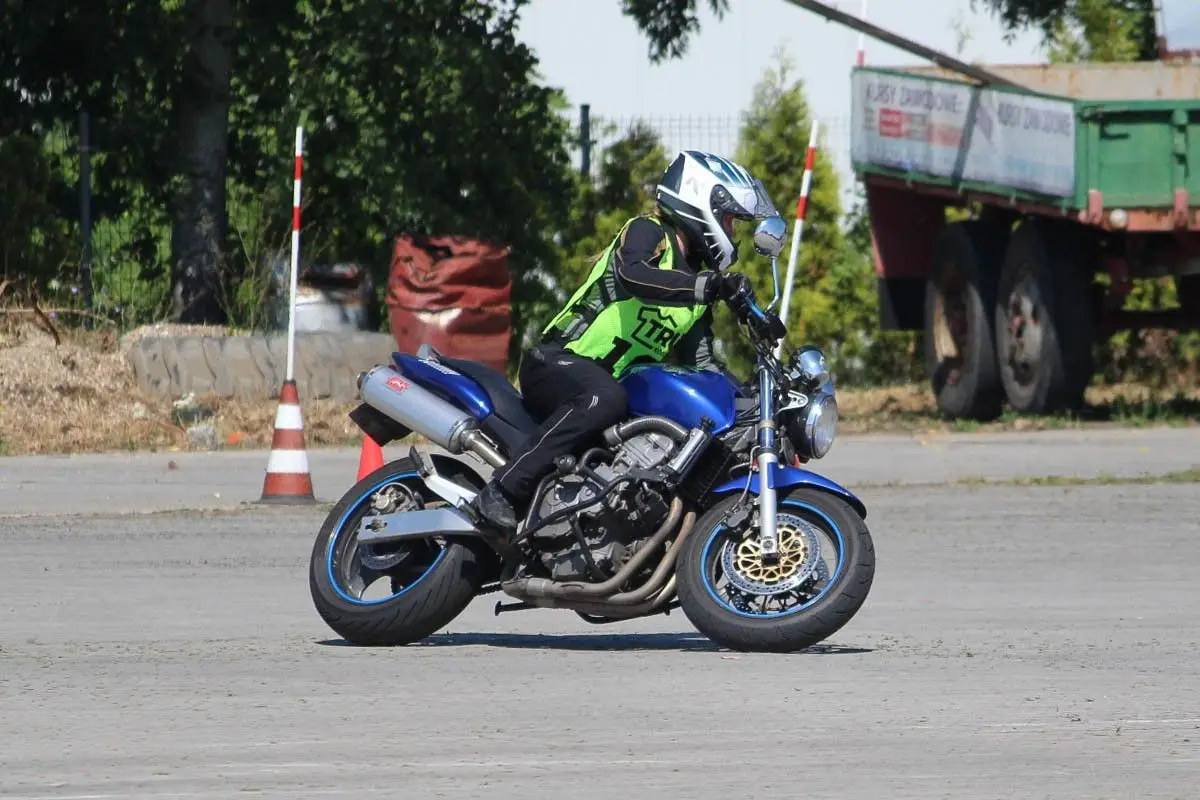 Rywalizacja motocyklistów na MotoGymkhana z 2xTAK Bolesławiec
