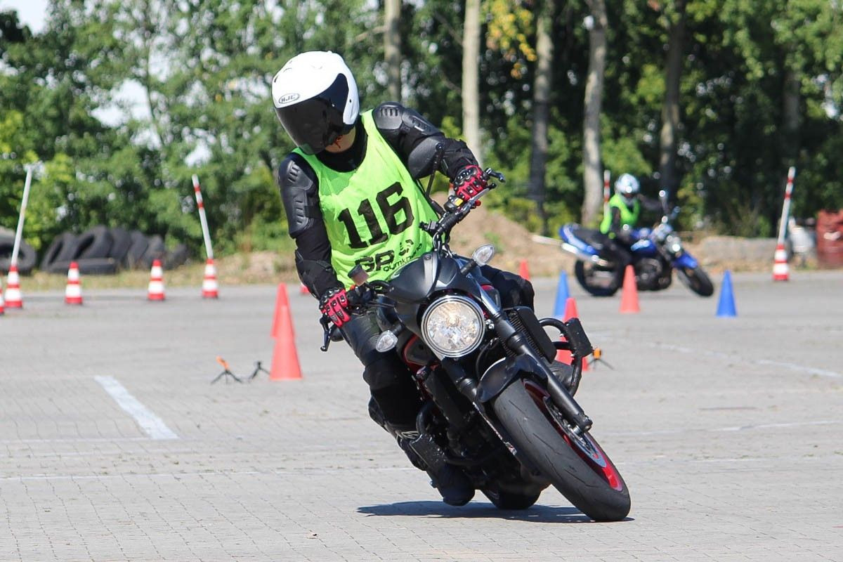 Rywalizacja motocyklistów na MotoGymkhana z 2xTAK Bolesławiec