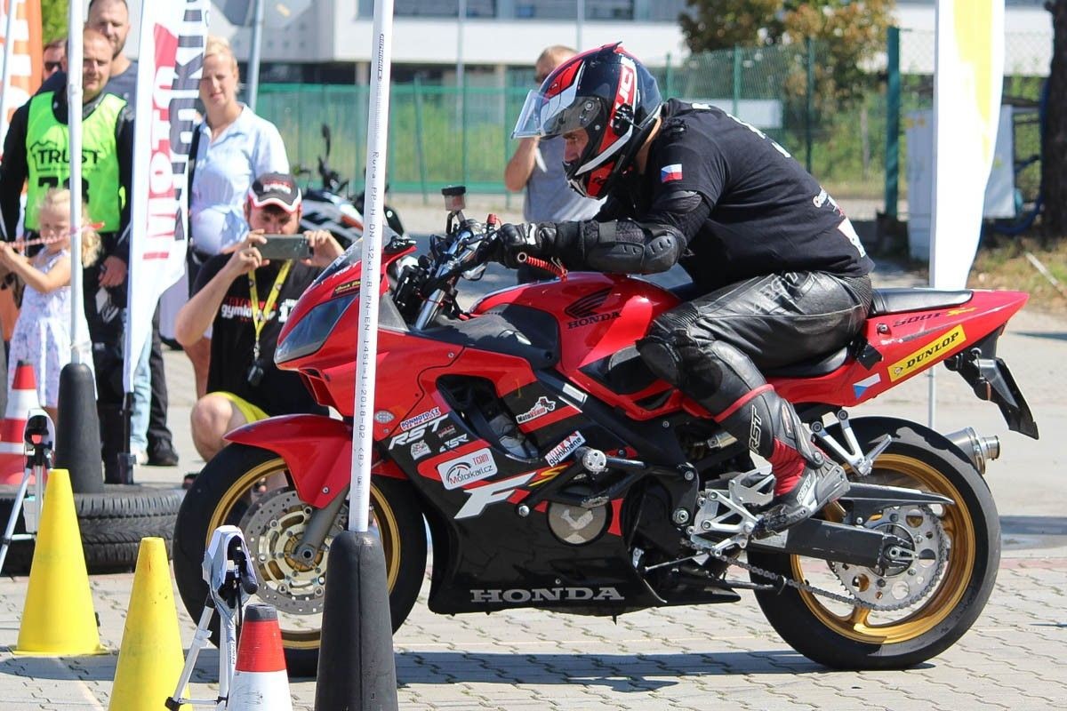 Rywalizacja motocyklistów na MotoGymkhana z 2xTAK Bolesławiec