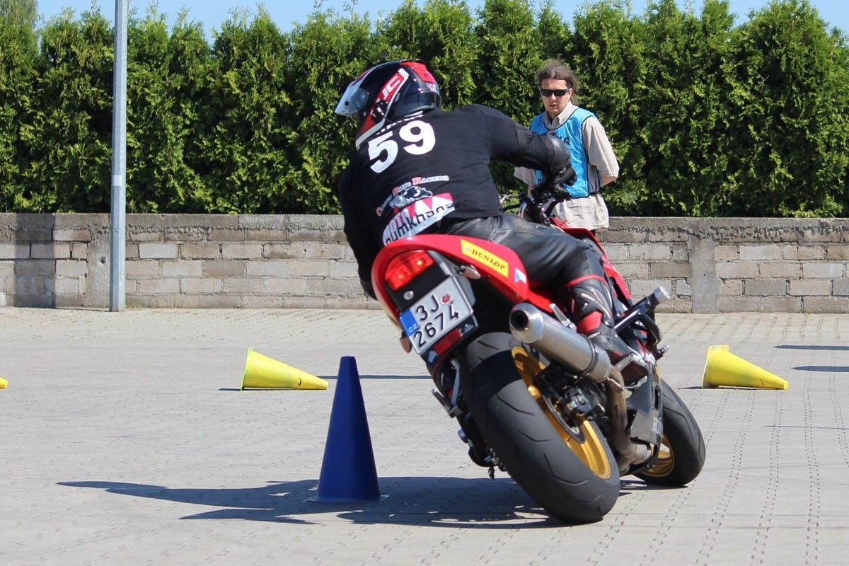 Rywalizacja motocyklistów na MotoGymkhana z 2xTAK Bolesławiec