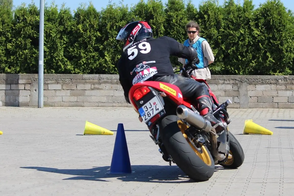 Rywalizacja motocyklistów na MotoGymkhana z 2xTAK Bolesławiec