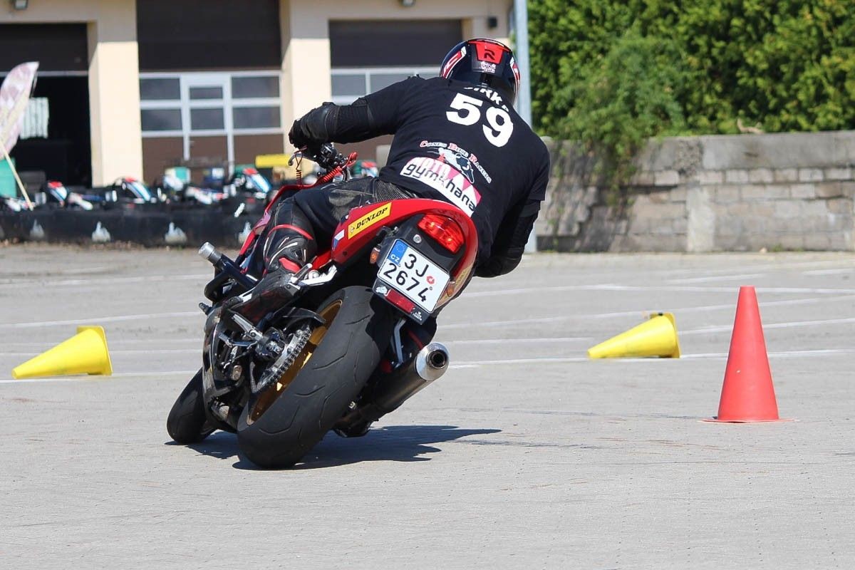 Rywalizacja motocyklistów na MotoGymkhana z 2xTAK Bolesławiec