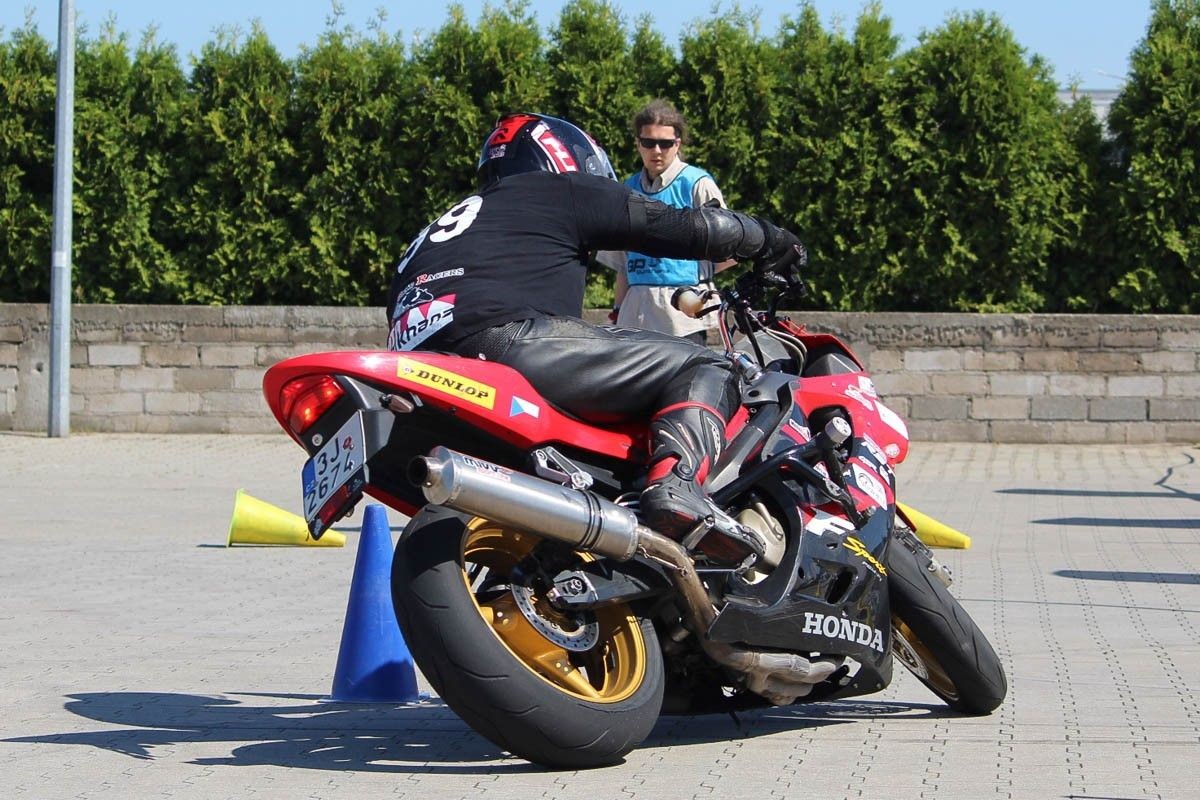 Rywalizacja motocyklistów na MotoGymkhana z 2xTAK Bolesławiec