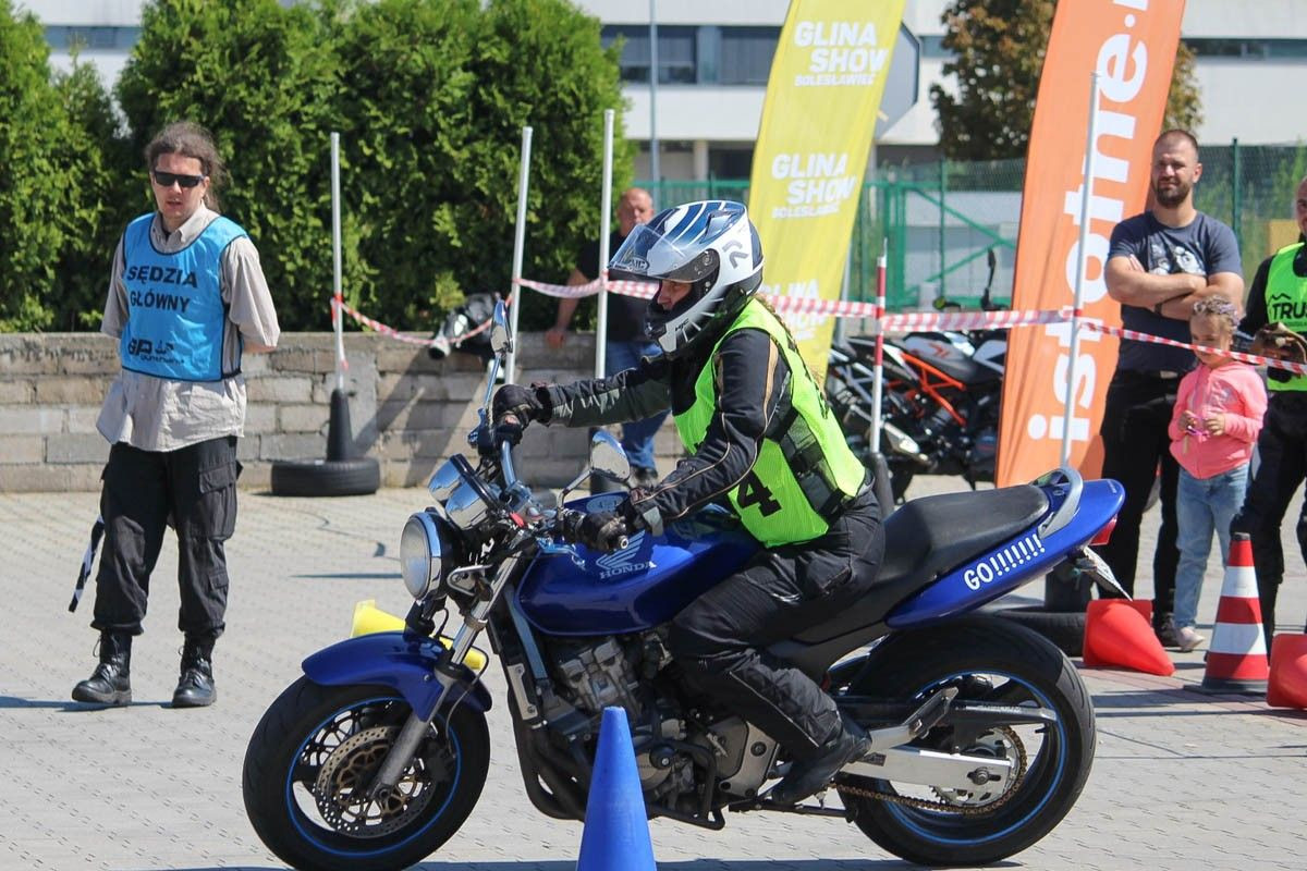 Rywalizacja motocyklistów na MotoGymkhana z 2xTAK Bolesławiec