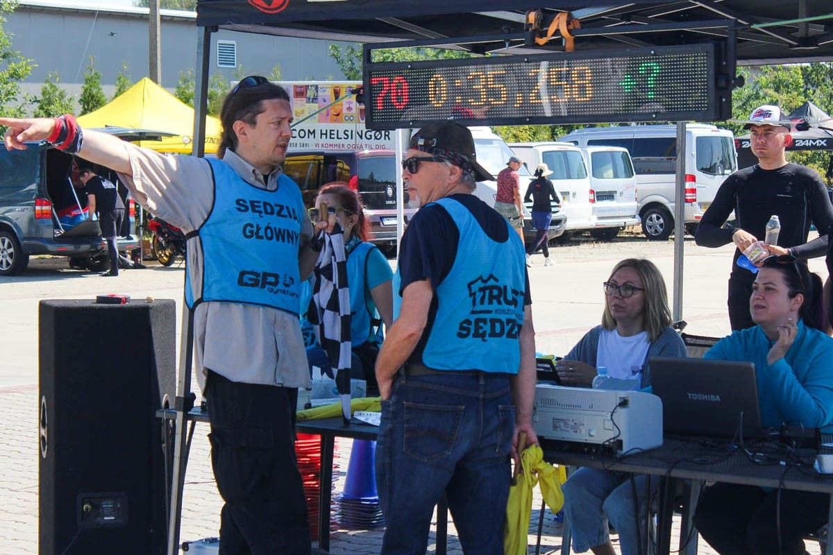 Rywalizacja motocyklistów na MotoGymkhana z 2xTAK Bolesławiec