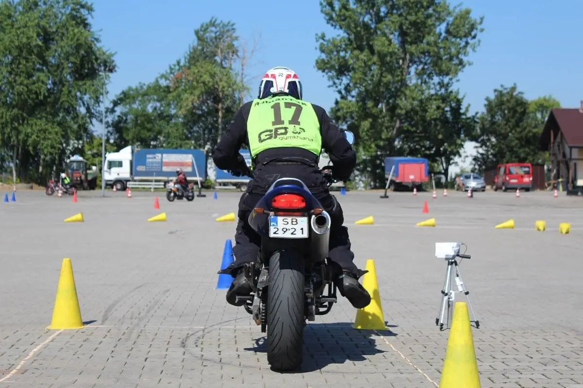 Rywalizacja motocyklistów na MotoGymkhana z 2xTAK Bolesławiec