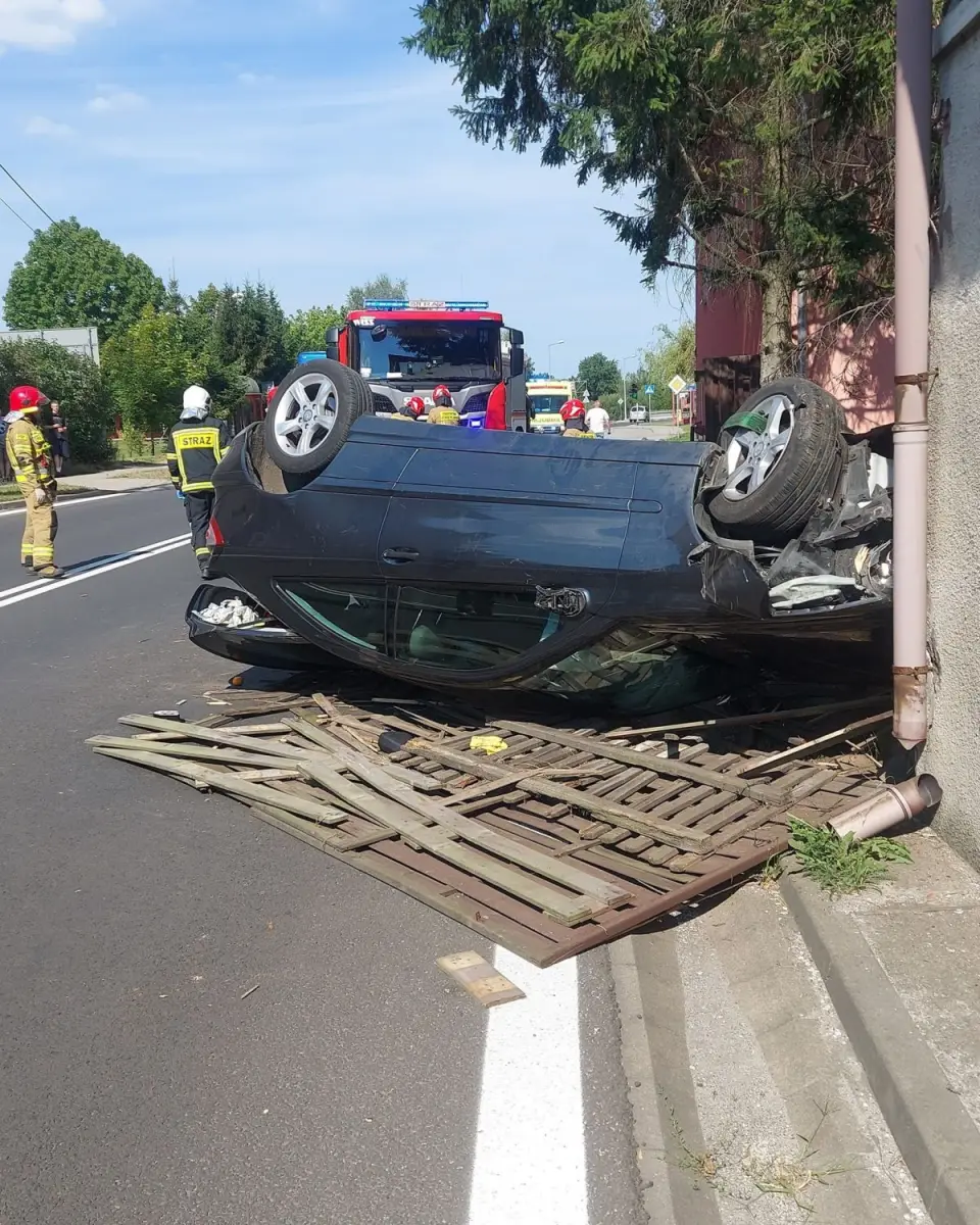 Dachował i uderzył w budynek. Trzy osoby, w tym dwoje dzieci, poszkodowane