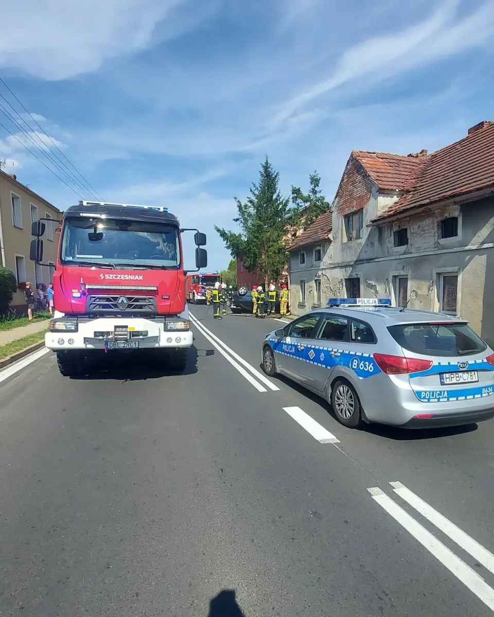 Dachował i uderzył w budynek. Trzy osoby, w tym dwoje dzieci, poszkodowane