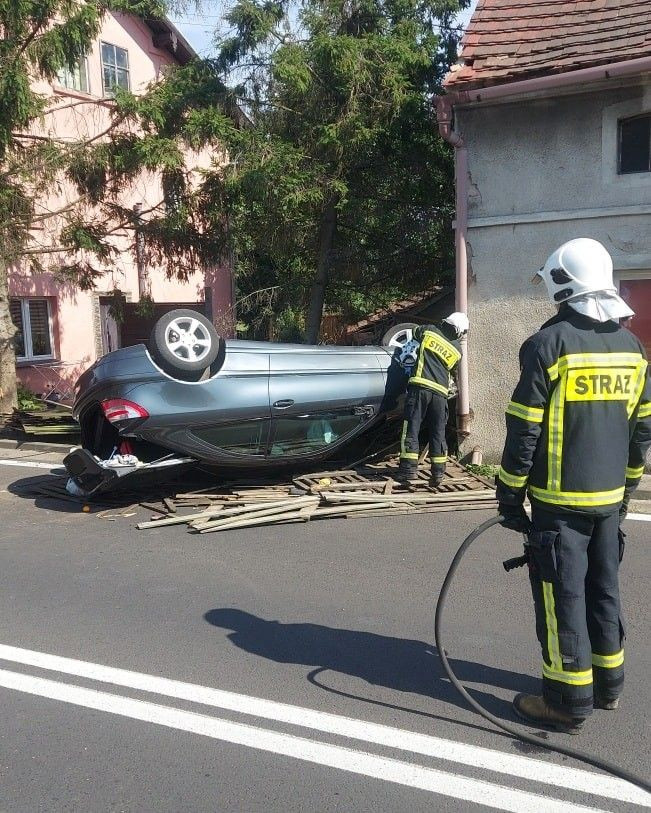 Dachował i uderzył w budynek. Trzy osoby, w tym dwoje dzieci, poszkodowane