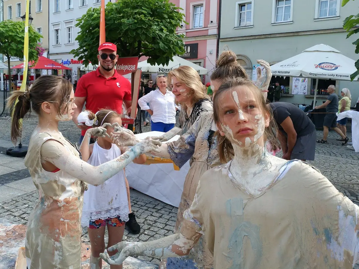 Glinoludki i i bolesławieccy piłkarze z Football Academy, wszyscy lubią telepizzę!