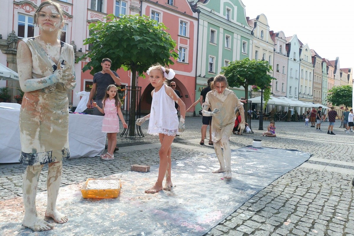 Glinoludki i i bolesławieccy piłkarze z Football Academy, wszyscy lubią telepizzę!