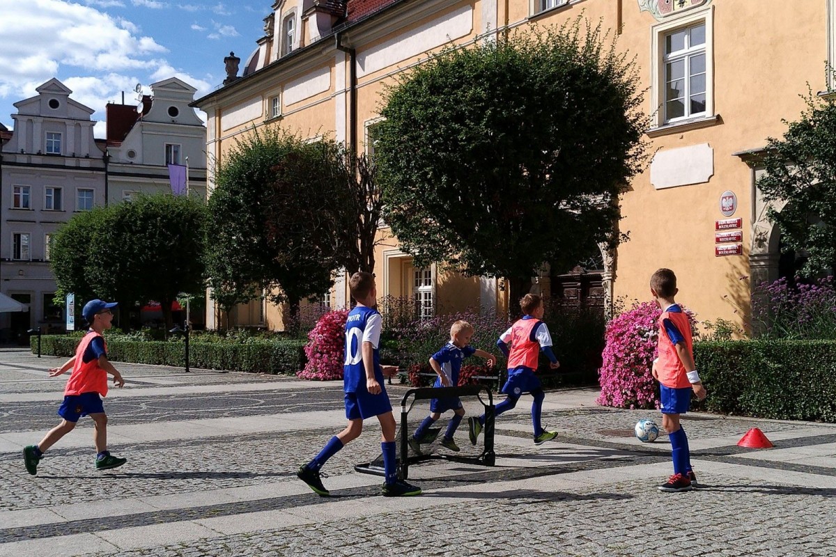 Glinoludki i i bolesławieccy piłkarze z Football Academy, wszyscy lubią telepizzę!