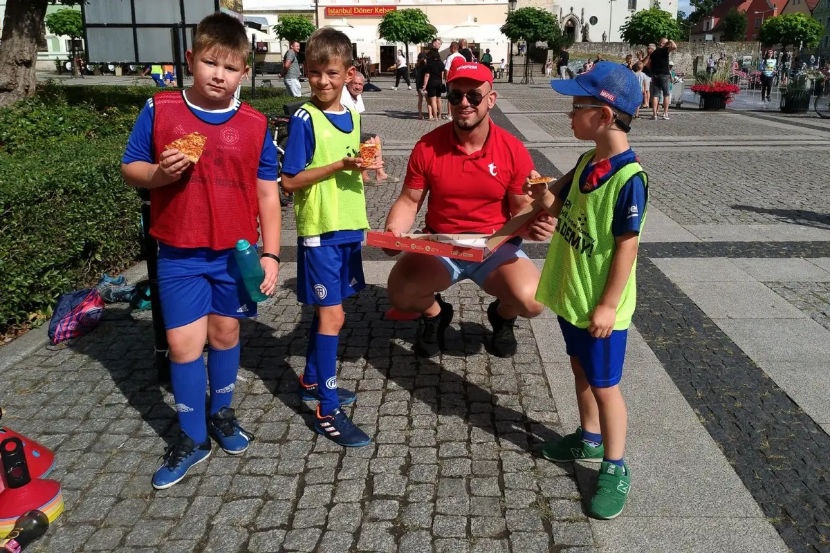 Glinoludki i i bolesławieccy piłkarze z Football Academy, wszyscy lubią telepizzę!