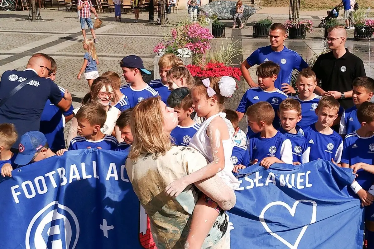 Glinoludki i i bolesławieccy piłkarze z Football Academy, wszyscy lubią telepizzę!