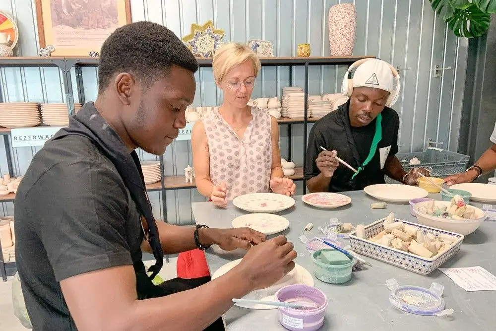 Skauci z Zimbabwe z wizytą w bolesławieckiej Manufakturze