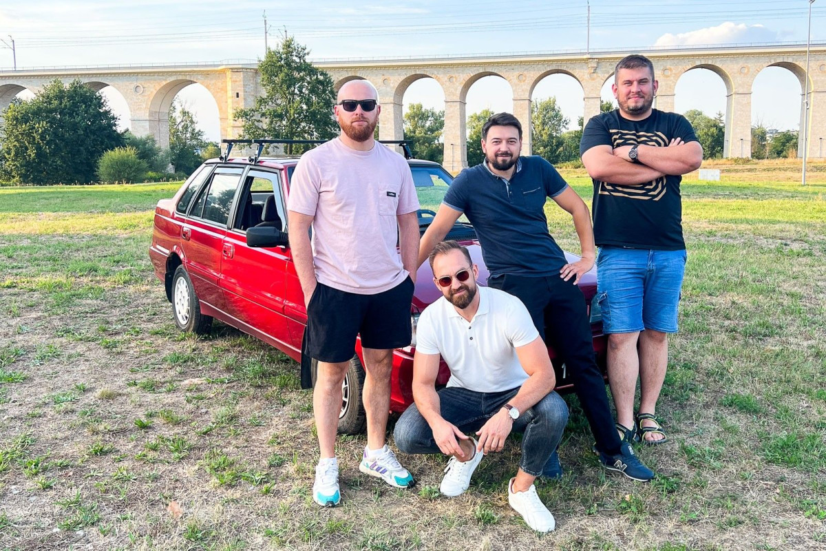 Uczestnicy rajdu Polonezem