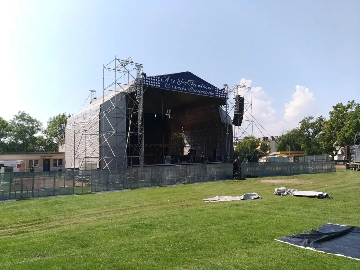 Scena główna święta ceramiki na stadionie miejskim w Bolesławcu