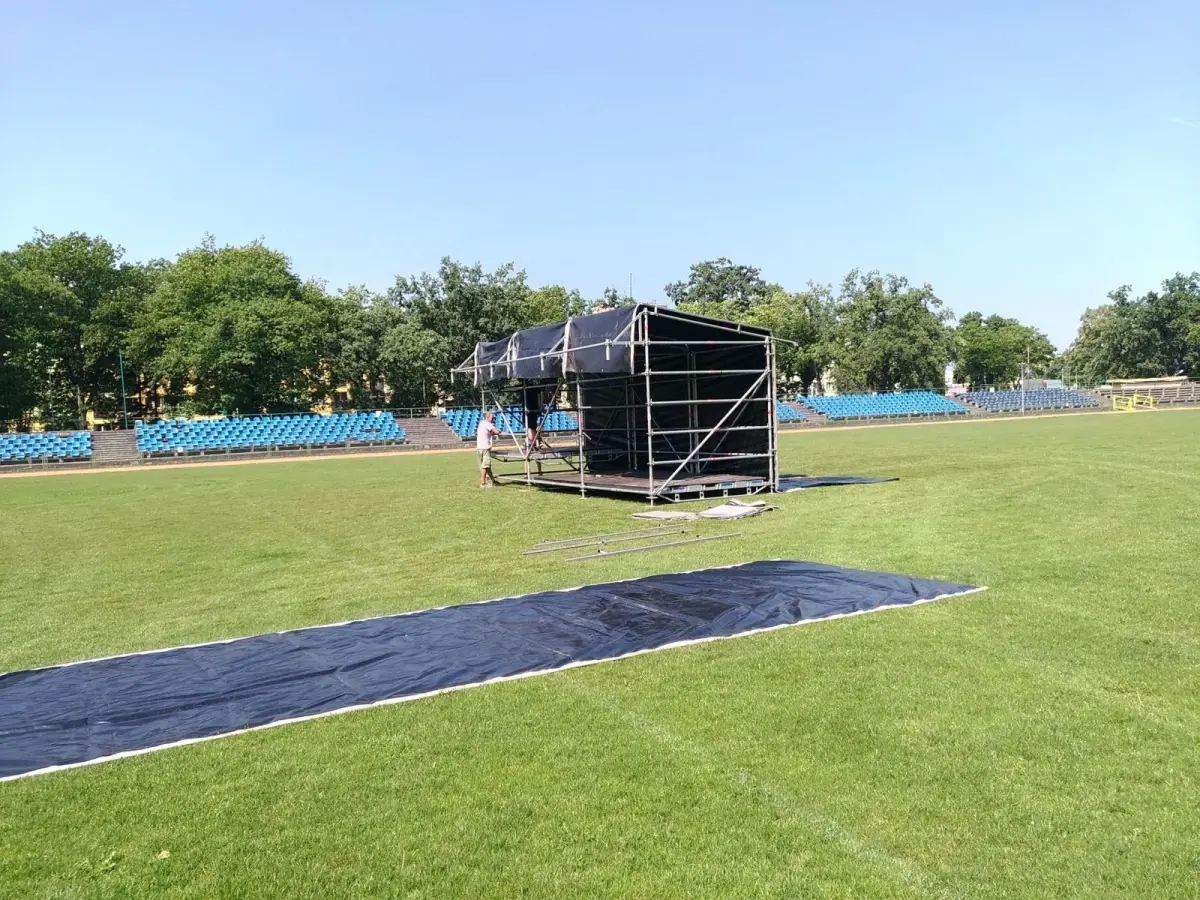 Scena główna święta ceramiki na stadionie miejskim w Bolesławcu