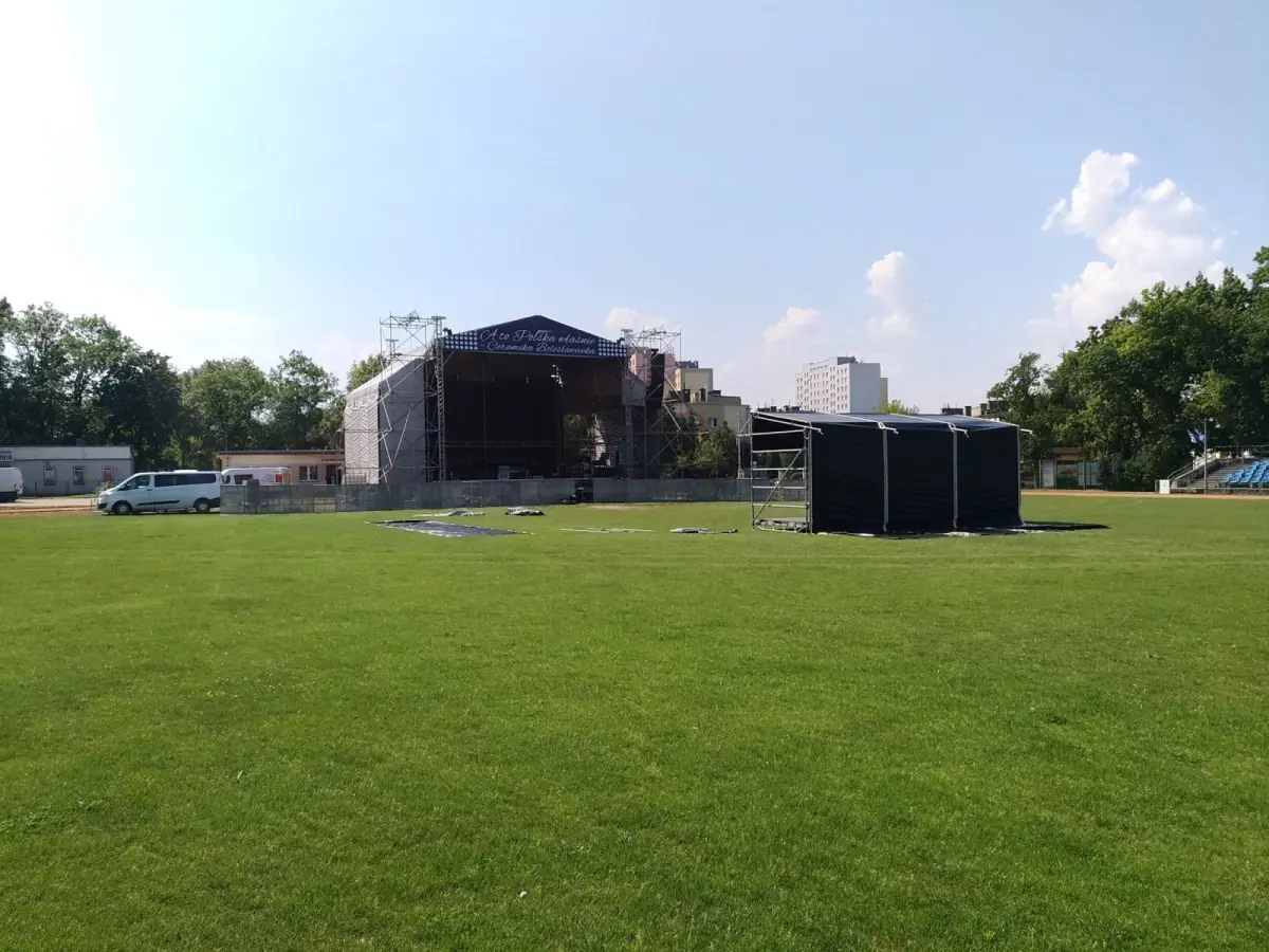 Scena główna święta ceramiki na stadionie miejskim w Bolesławcu