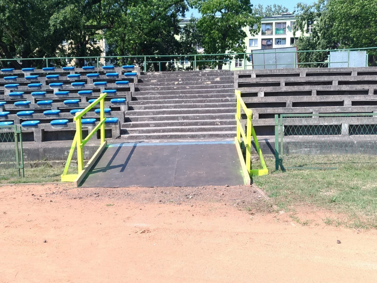 Scena główna święta ceramiki na stadionie miejskim w Bolesławcu