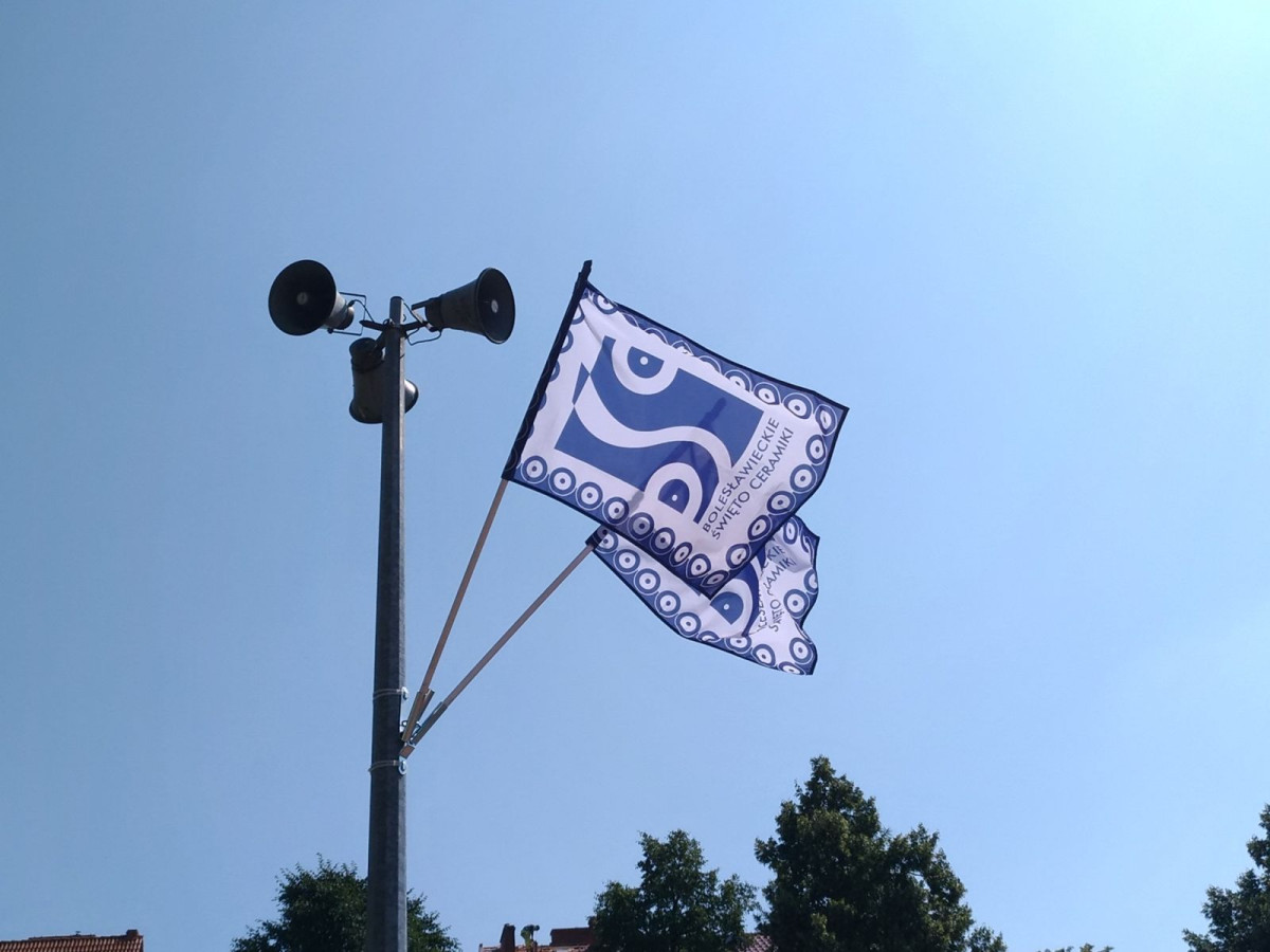 Scena główna święta ceramiki na stadionie miejskim w Bolesławcu